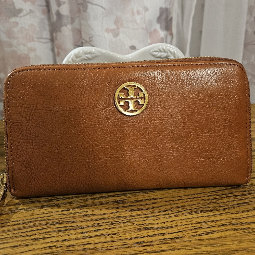 Tory Burch Leather Wallet with Gold Logo - EUC - Picture 3 of 8